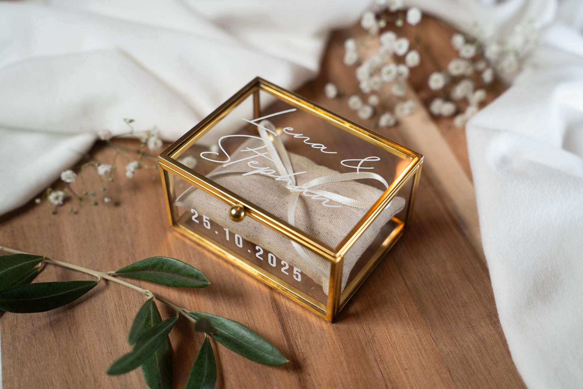 Personalisierte Ringbox aus Glas in Gold mit Sand Kissen | Vintage-Ringbox für Hochzeit & Verlobung