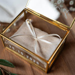 Personalisierte Ringbox aus Glas in Gold mit Sand Kissen | Vintage-Ringbox für Hochzeit & Verlobung