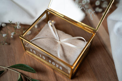 Personalisierte Ringbox aus Glas in Gold mit Sand Kissen | Vintage-Ringbox für Hochzeit & Verlobung