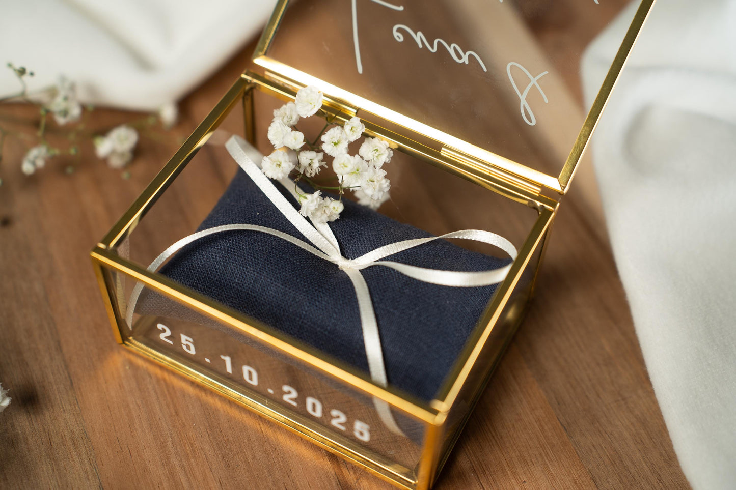 Personalisierte Ringbox aus Glas in Gold mit dunkelblauem Kissen | Vintage-Ringbox für Hochzeit & Verlobung