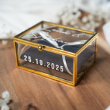 Personalisierte Ringbox aus Glas in Gold mit dunkelblauem Kissen | Vintage-Ringbox für Hochzeit & Verlobung