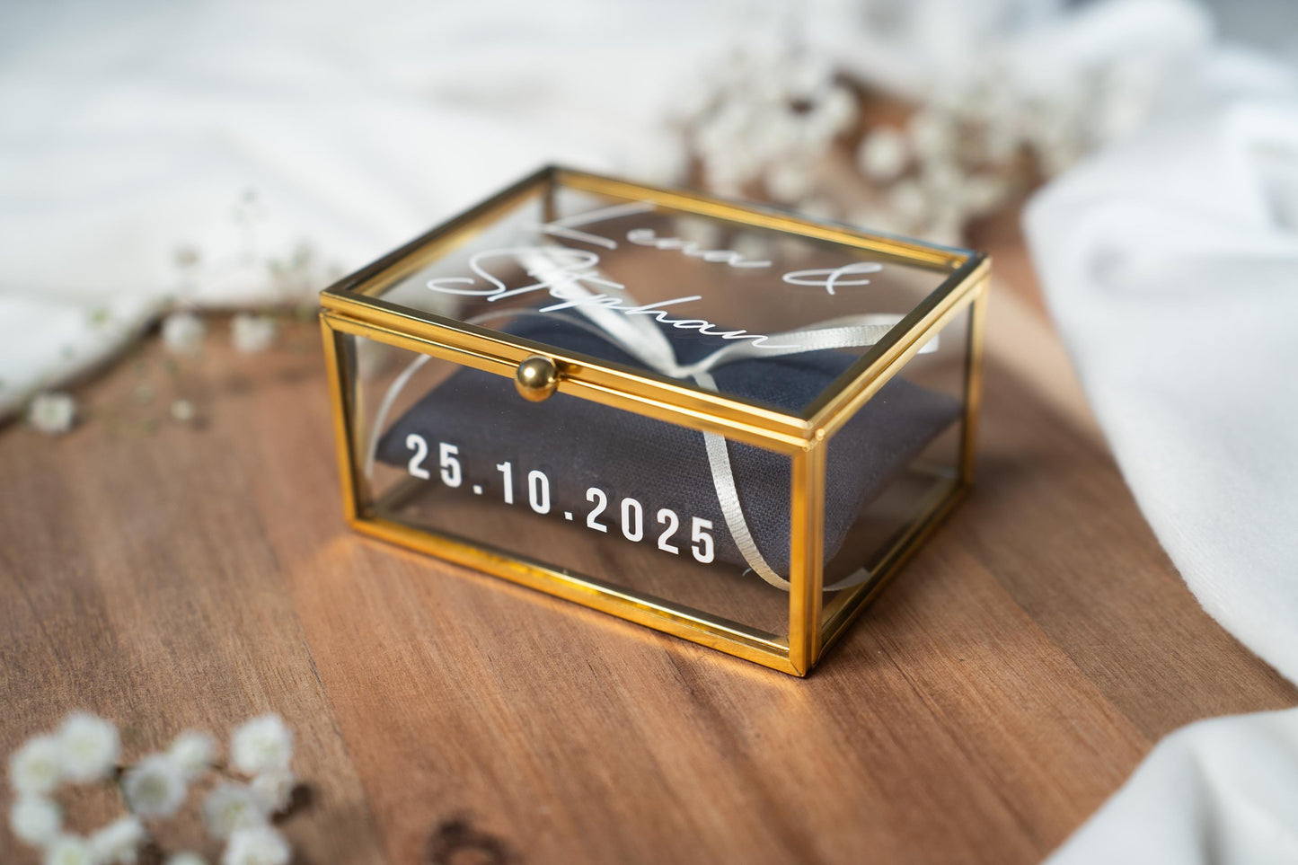Personalisierte Ringbox aus Glas in Gold mit dunkelblauem Kissen | Vintage-Ringbox für Hochzeit & Verlobung