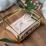 Personalisierte Ringbox aus Glas in Gold mit hellrosa Kissen | Vintage-Ringbox für Hochzeit & Verlobung
