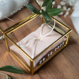 Personalisierte Ringbox aus Glas in Gold mit hellrosa Kissen | Vintage-Ringbox für Hochzeit & Verlobung