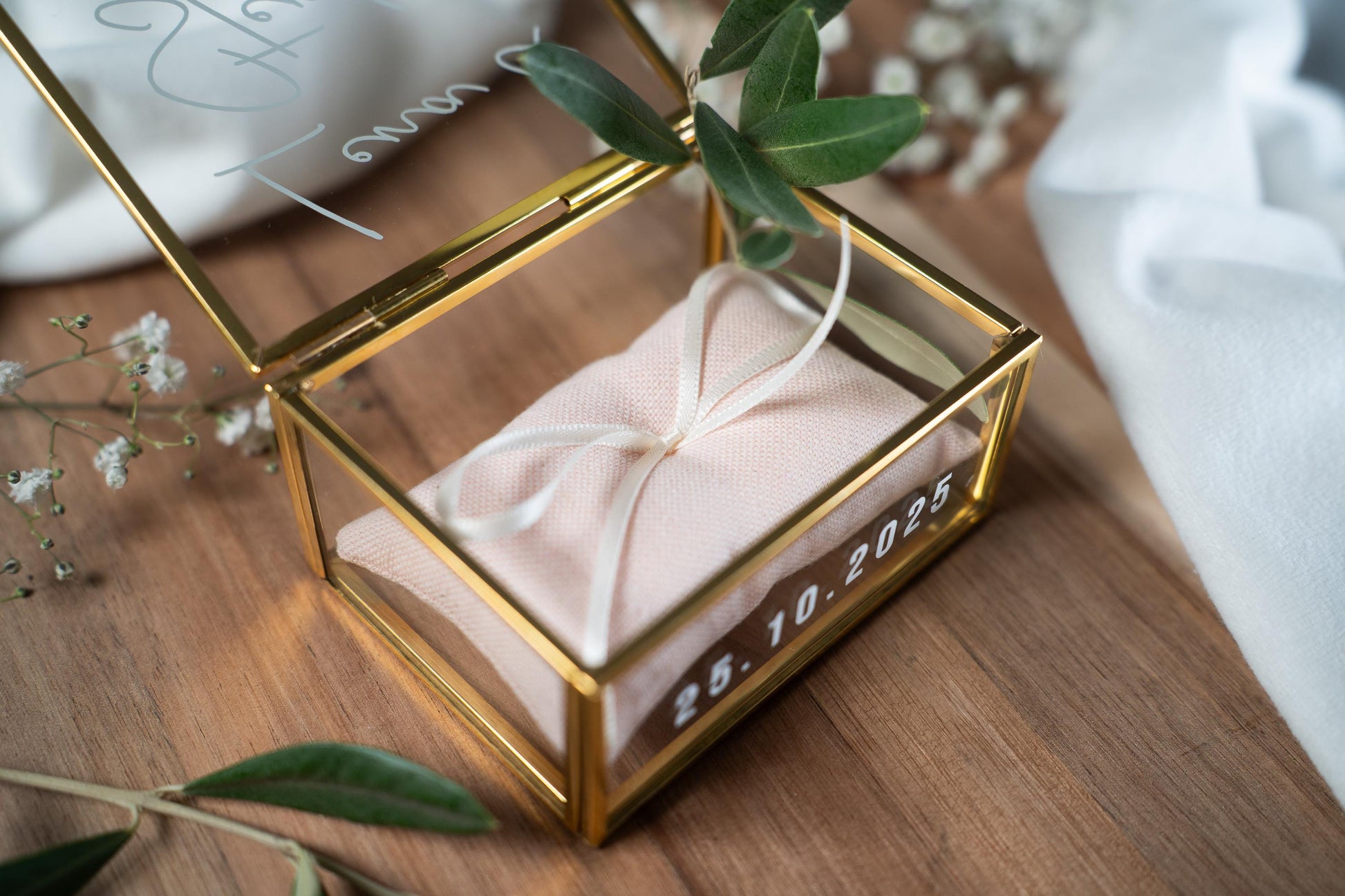 Personalisierte Ringbox aus Glas in Gold mit hellrosa Kissen | Vintage-Ringbox für Hochzeit & Verlobung