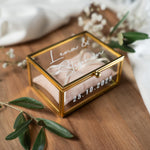 Personalisierte Ringbox aus Glas in Gold mit hellrosa Kissen | Vintage-Ringbox für Hochzeit & Verlobung