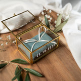 Personalisierte Ringbox aus Glas in Gold mit petrol Kissen | Vintage-Ringbox für Hochzeit & Verlobung