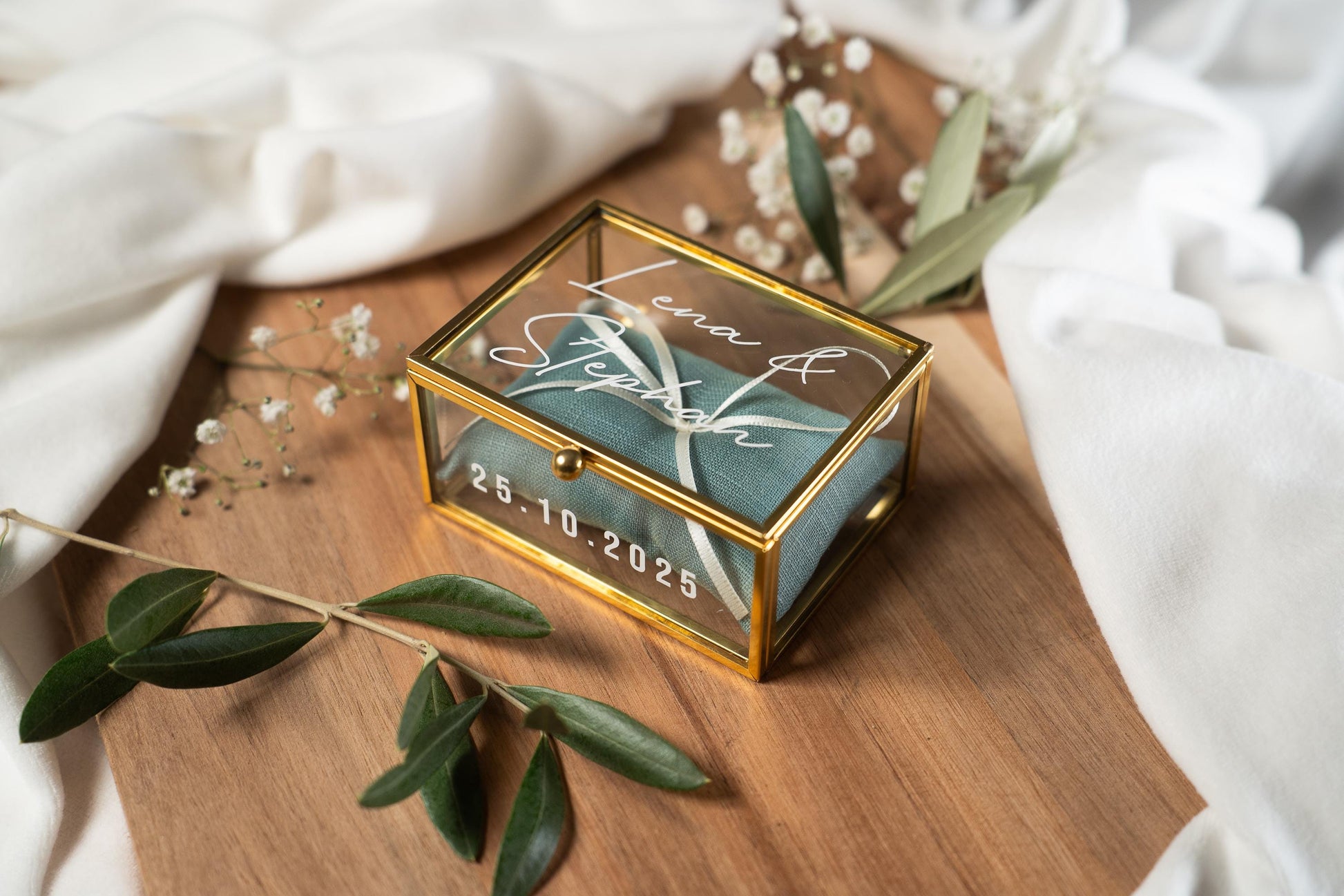Personalisierte Ringbox aus Glas in Gold mit petrol Kissen | Vintage-Ringbox für Hochzeit & Verlobung