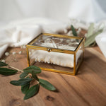 Personalisierte Ringbox aus Glas in Gold mit beigem Kissen | Vintage-Ringbox für Hochzeit & Verlobung