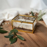 Personalisierte Ringbox aus Glas in Gold mit beigem Kissen | Vintage-Ringbox für Hochzeit & Verlobung