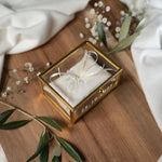 Personalisierte Ringbox aus Glas in Gold mit beigem Kissen | Vintage-Ringbox für Hochzeit & Verlobung