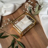 Personalisierte Ringbox aus Glas in Gold mit beigem Kissen | Vintage-Ringbox für Hochzeit & Verlobung