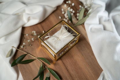 Personalisierte Ringbox aus Glas in Gold mit beigem Kissen | Vintage-Ringbox für Hochzeit & Verlobung
