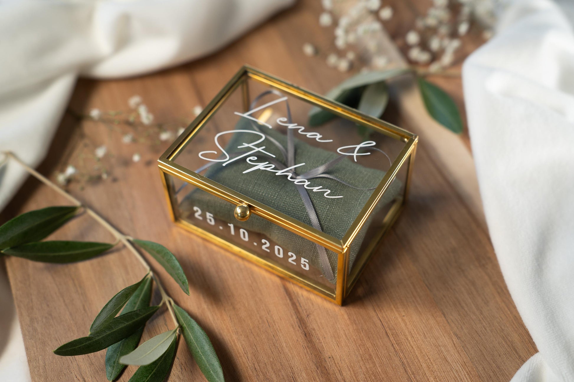 Personalisierte Ringbox aus Glas in Gold mit oliv Kissen | Vintage-Ringbox für Hochzeit & Verlobung