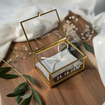 Personalisierte Ringbox aus Glas in Gold mit hellblauem Kissen | Vintage-Ringbox für Hochzeit & Verlobung