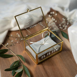Personalisierte Ringbox aus Glas in Gold mit hellblauem Kissen | Vintage-Ringbox für Hochzeit & Verlobung