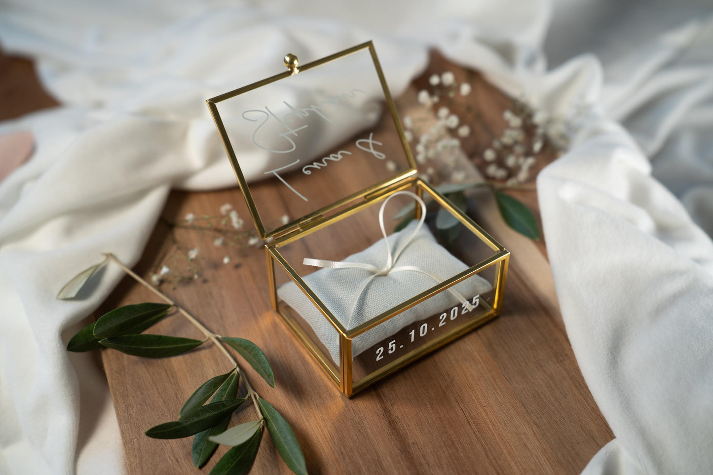 Personalisierte Ringbox aus Glas in Gold mit hellblauem Kissen | Vintage-Ringbox für Hochzeit & Verlobung