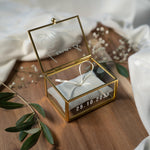 Personalisierte Ringbox aus Glas in Gold mit hellblauem Kissen | Vintage-Ringbox für Hochzeit & Verlobung