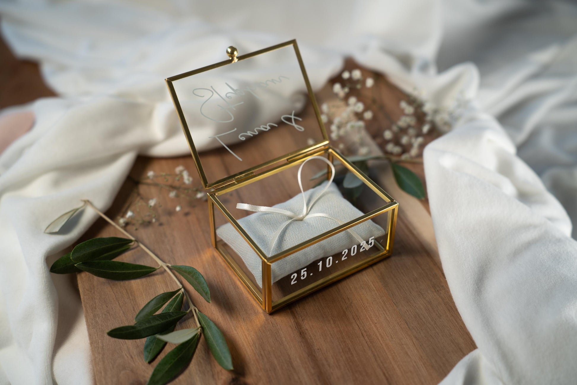 Personalisierte Ringbox aus Glas in Gold mit hellblauem Kissen | Vintage-Ringbox für Hochzeit & Verlobung