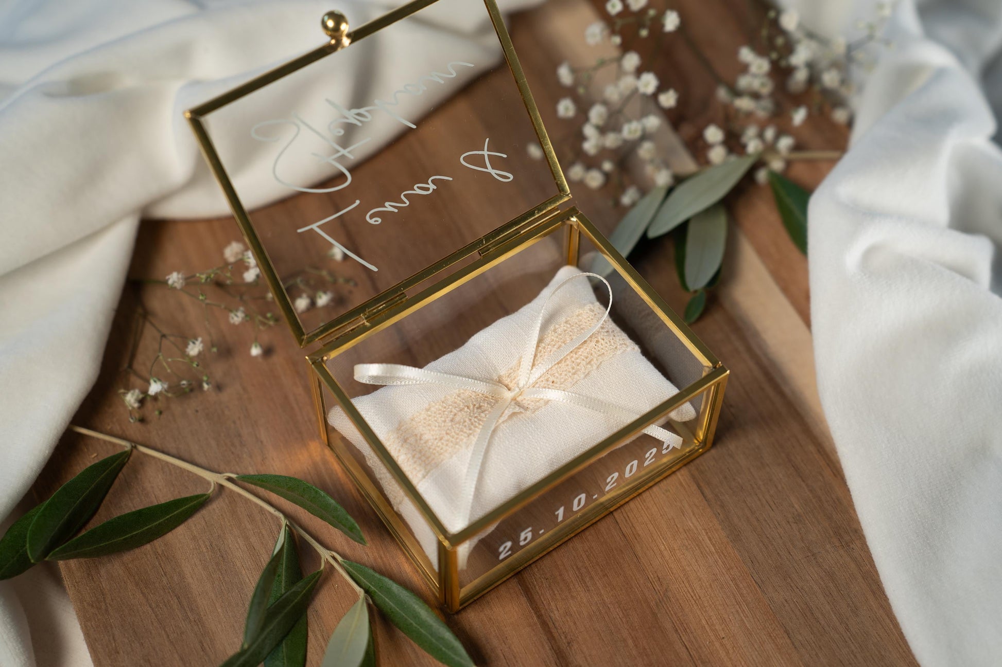 Personalisierte Ringbox aus Glas in Gold mit vintage Kissen | Vintage-Ringbox für Hochzeit & Verlobung
