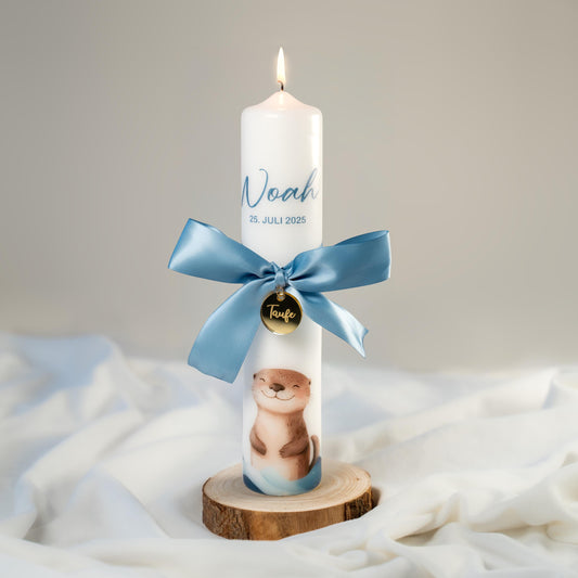 Weiße Taufkerze personalisiert mit Schleifenband und passendem Anhänger – individuelle Stumpenkerze mit Name und Datum