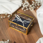 Personalisierte Ringbox aus Glas in Gold mit dunkelblauem Kissen | Vintage-Ringbox für Hochzeit & Verlobung