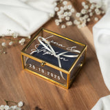Personalisierte Ringbox aus Glas in Gold mit dunkelblauem Kissen | Vintage-Ringbox für Hochzeit & Verlobung