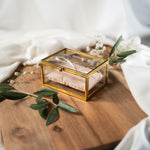 Personalisierte Ringbox aus Glas in Gold mit hellrosa Kissen | Vintage-Ringbox für Hochzeit & Verlobung