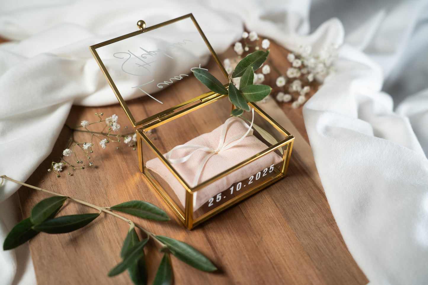 Personalisierte Ringbox aus Glas in Gold mit hellrosa Kissen | Vintage-Ringbox für Hochzeit & Verlobung