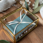 Personalisierte Ringbox aus Glas in Gold mit petrol Kissen | Vintage-Ringbox für Hochzeit & Verlobung