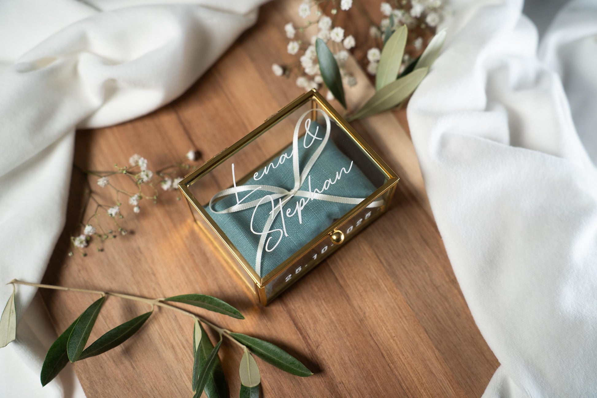 Personalisierte Ringbox aus Glas in Gold mit petrol Kissen | Vintage-Ringbox für Hochzeit & Verlobung