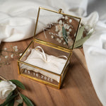 Personalisierte Ringbox aus Glas in Gold mit beigem Kissen | Vintage-Ringbox für Hochzeit & Verlobung