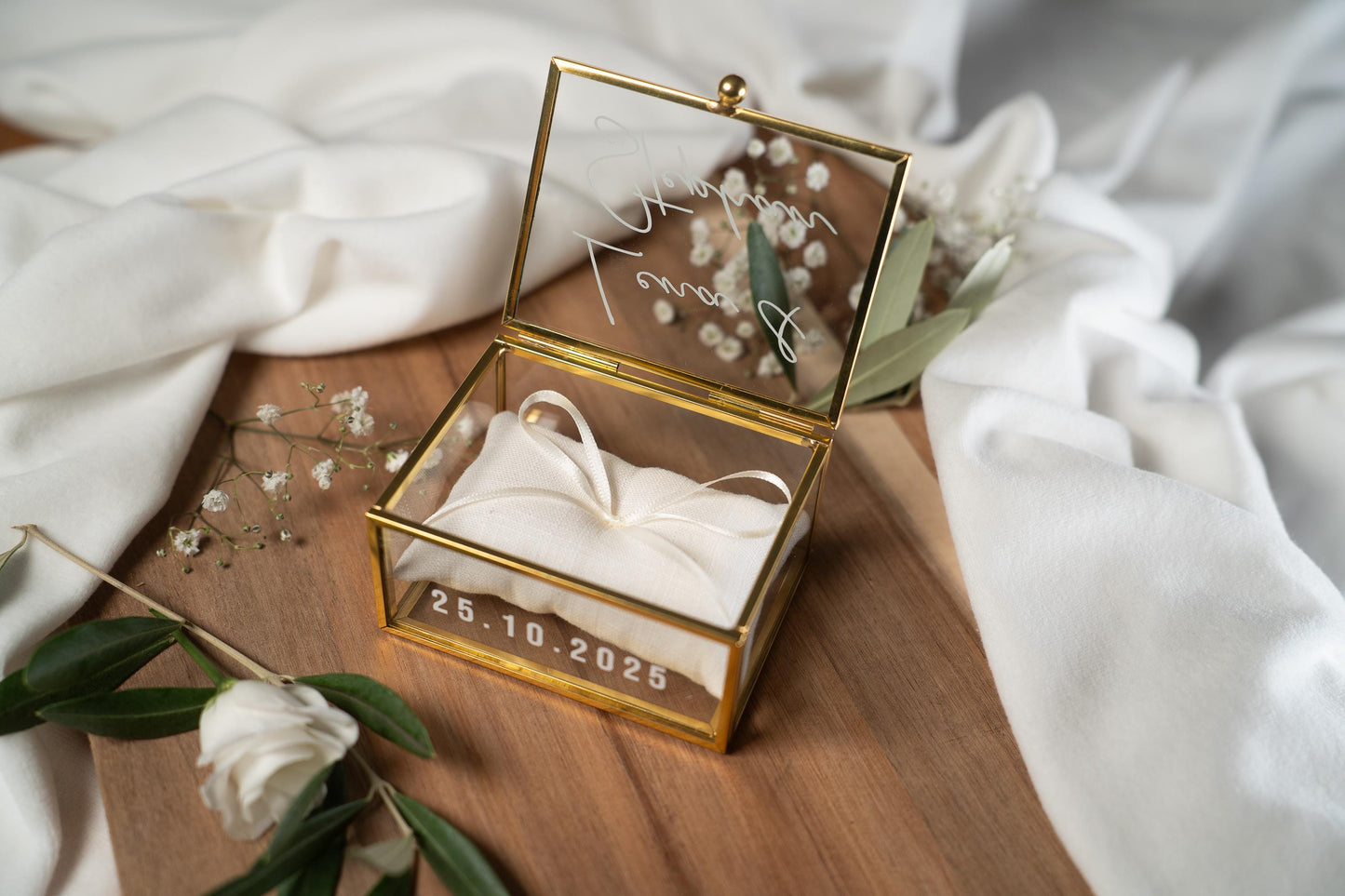 Personalisierte Ringbox aus Glas in Gold mit beigem Kissen | Vintage-Ringbox für Hochzeit & Verlobung