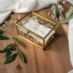 Personalisierte Ringbox aus Glas in Gold mit beigem Kissen | Vintage-Ringbox für Hochzeit & Verlobung