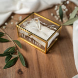 Personalisierte Ringbox aus Glas in Gold mit beigem Kissen | Vintage-Ringbox für Hochzeit & Verlobung