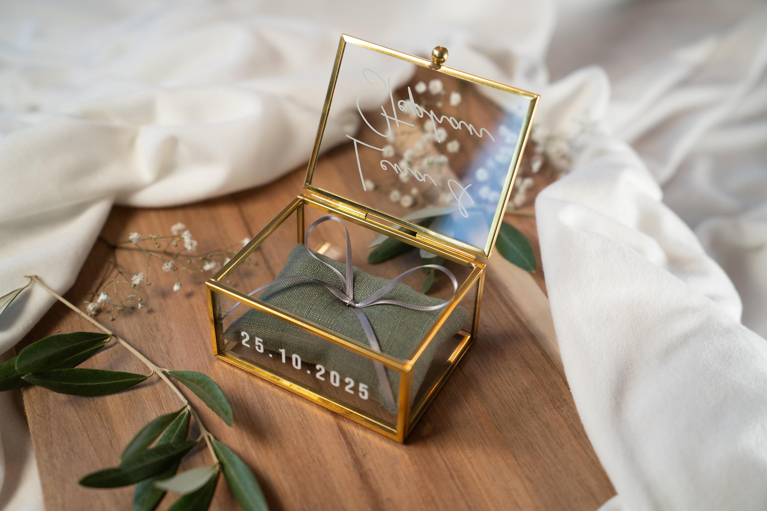 Ringbox Gold mit Oliv Kissen | personalisiert mit Namen und Datum