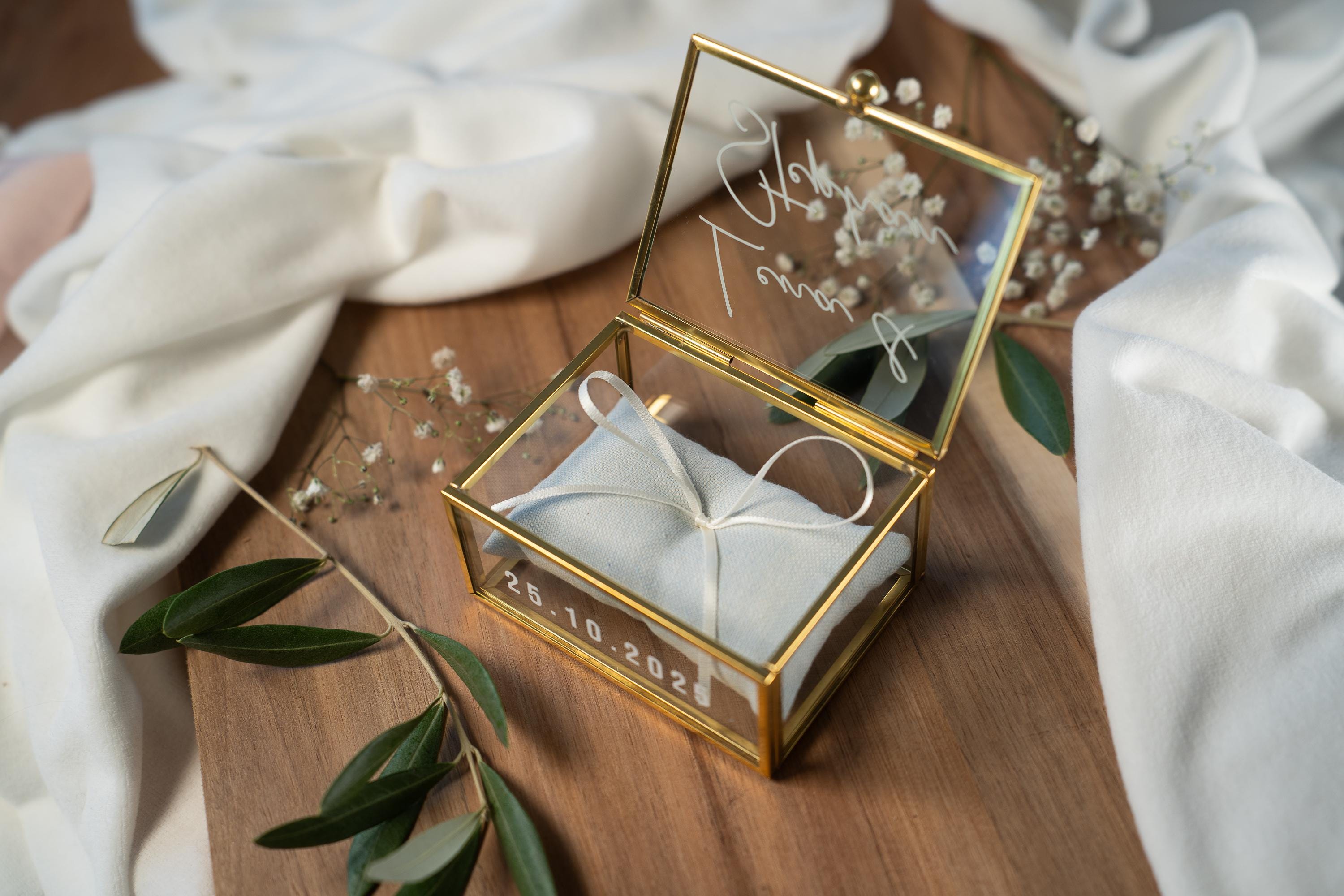 Ringbox Gold mit hellblauem Kissen | personalisiert mit Namen und Datum