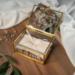 Personalisierte Ringbox aus Glas in Gold mit vintage Kissen | Vintage-Ringbox für Hochzeit & Verlobung