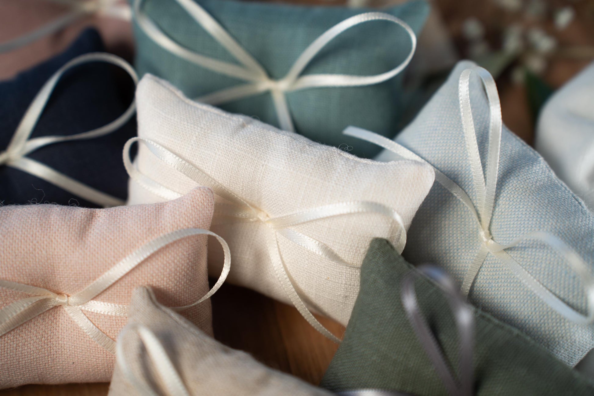 Ringkissen für Ringbox | Hochzeit personalisiert | Seidenband, verschiedene Farben | Handgemachtes Kissen für Eheringe