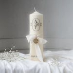 Hochzeitskerze personalisiert – elegante Traukerze mit Initialen & Datum, weiße Hochzeitskerze mit Chiffonschleife