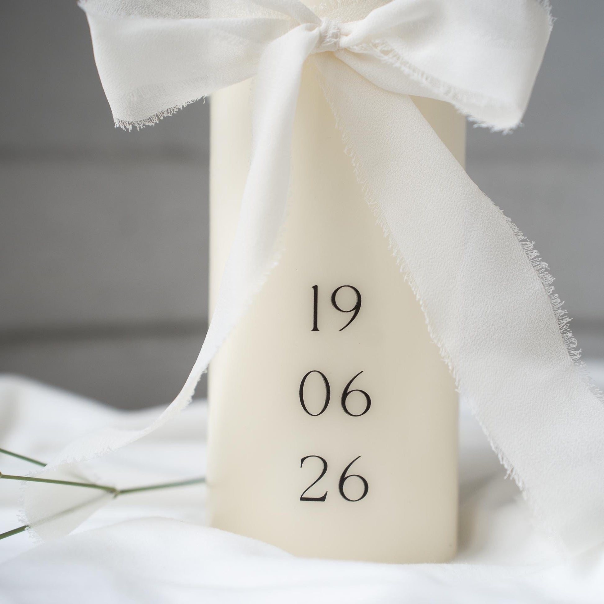 Hochzeitskerze personalisiert – elegante Traukerze mit Initialen & Datum, weiße Hochzeitskerze mit Chiffonschleife