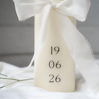 Hochzeitskerze personalisiert – elegante Traukerze mit Initialen & Datum, weiße Hochzeitskerze mit Chiffonschleife