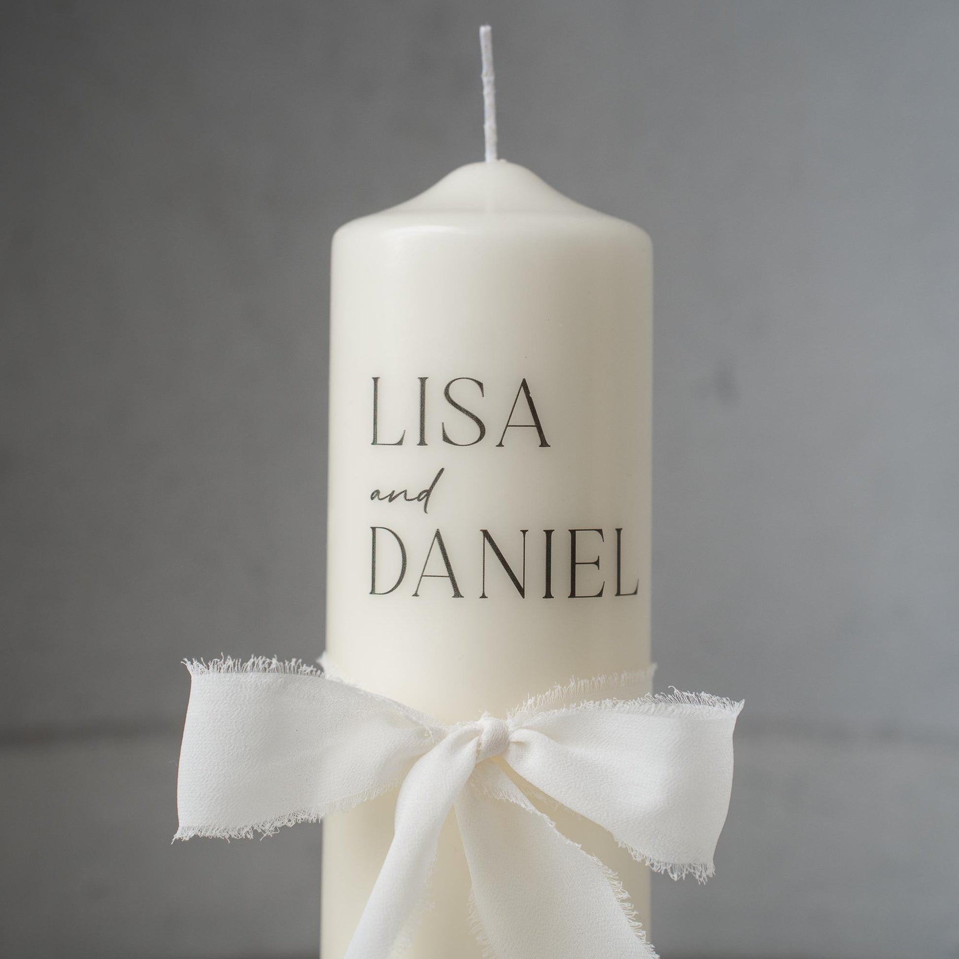 Hochzeitskerze personalisiert – elegante Traukerze mit Initialen & Datum, weiße Hochzeitskerze mit Chiffonschleife