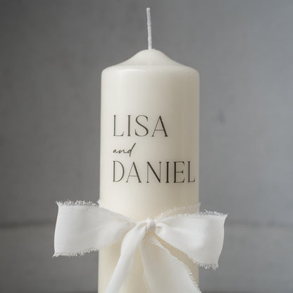 Hochzeitskerze personalisiert – elegante Traukerze mit Initialen & Datum, weiße Hochzeitskerze mit Chiffonschleife