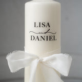 Hochzeitskerze personalisiert – elegante Traukerze mit Initialen & Datum, weiße Hochzeitskerze mit Chiffonschleife