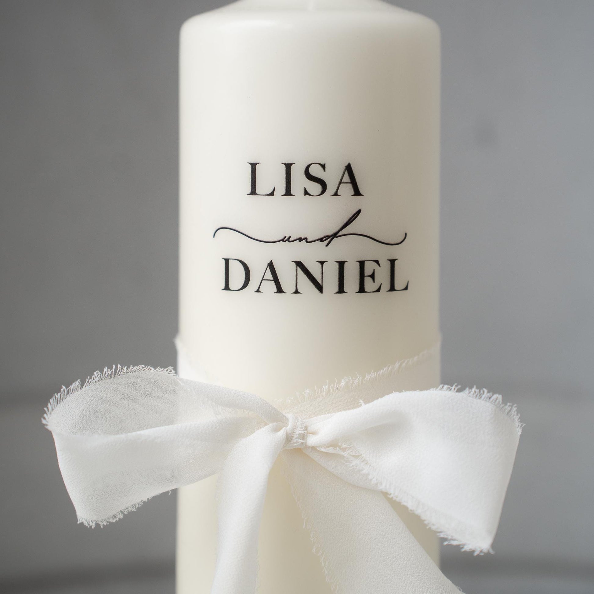 Hochzeitskerze personalisiert – elegante Traukerze mit Initialen & Datum, weiße Hochzeitskerze mit Chiffonschleife