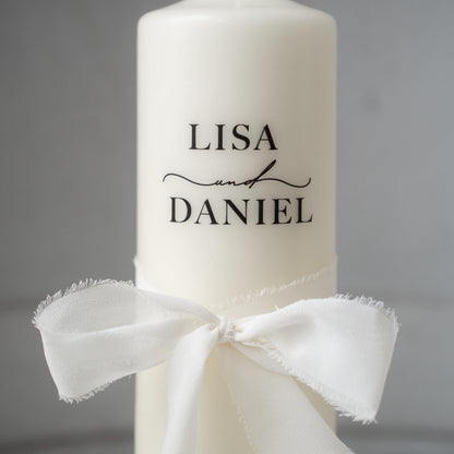 Hochzeitskerze personalisiert – elegante Traukerze mit Initialen & Datum, weiße Hochzeitskerze mit Chiffonschleife