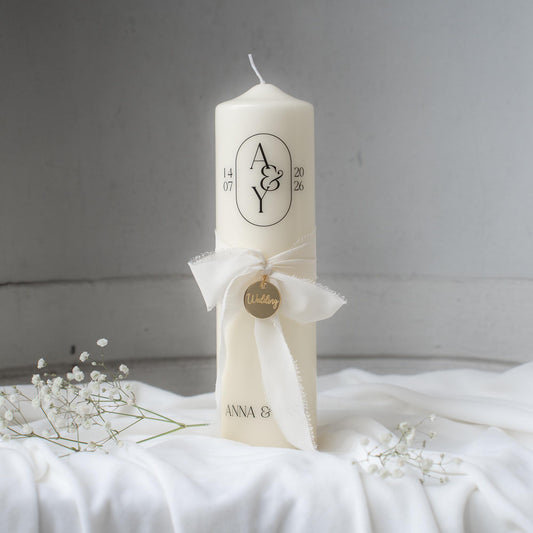 Hochzeitskerze personalisiert – elegante Traukerze mit Initialen & Datum, weiße Hochzeitskerze mit Chiffonschleife