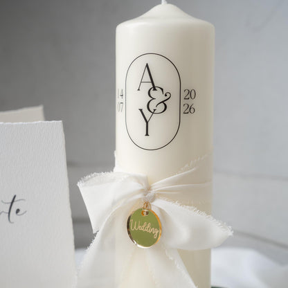Hochzeitskerze personalisiert – elegante Traukerze mit Initialen & Datum, weiße Hochzeitskerze mit Chiffonschleife