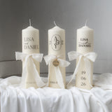 Hochzeitskerze personalisiert – elegante Traukerze mit Initialen & Datum, weiße Hochzeitskerze mit Chiffonschleife